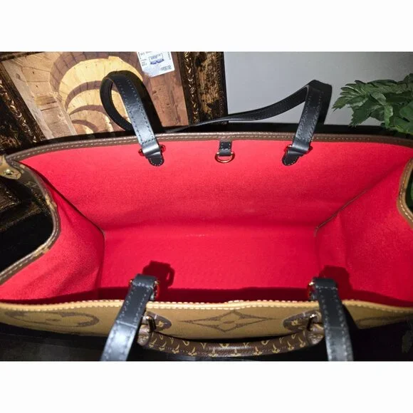 Pristine Authentic LV on the Go Reverse Mono Giant GM Tote - Picture 9 of 10